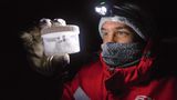 David Wagner hat eine Schneeprobe gesammelt