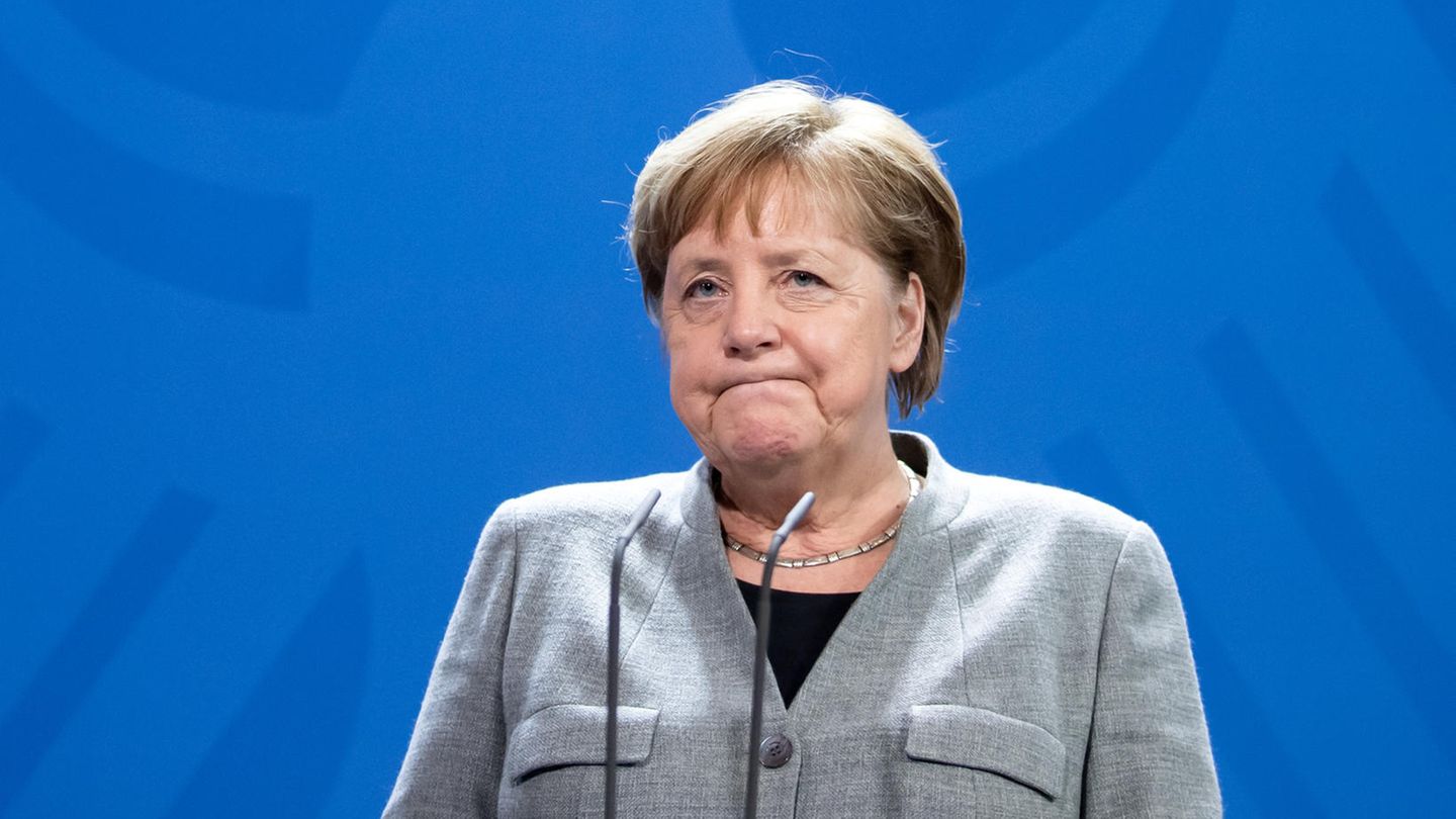 Angela Merkel blickt entnervt drein