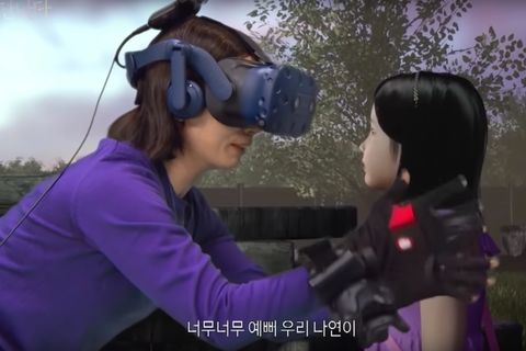 Eine Mutter mit VR-Brille trifft virtuell ihre siebenjährige Tochter