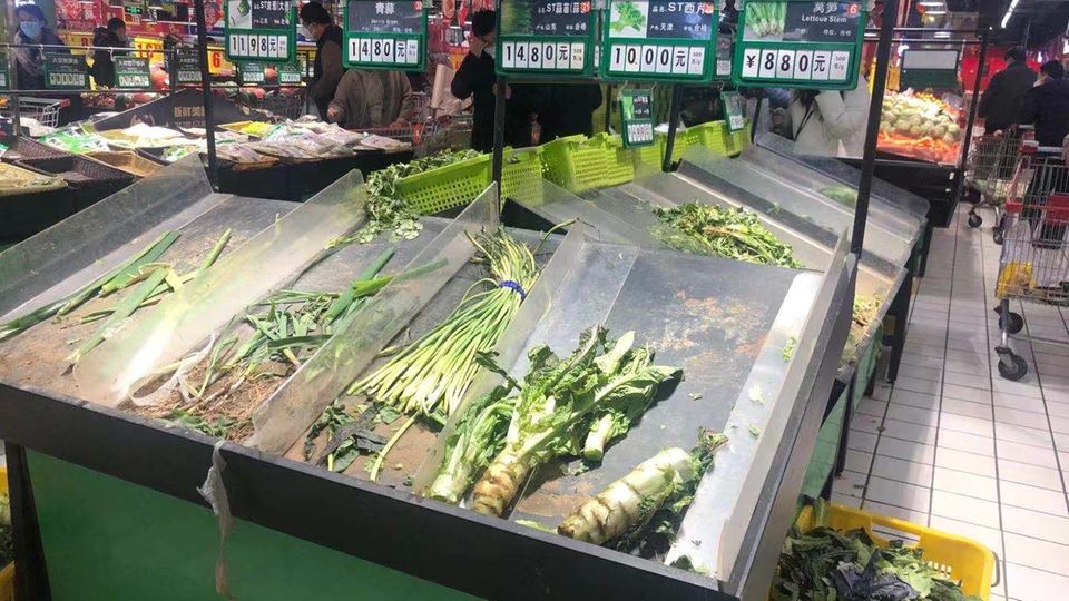 Leere Auslagen Leere Auslagen in einem Supermarkt