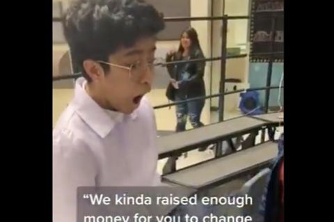 Asiatischer Junge guckt erstaunt