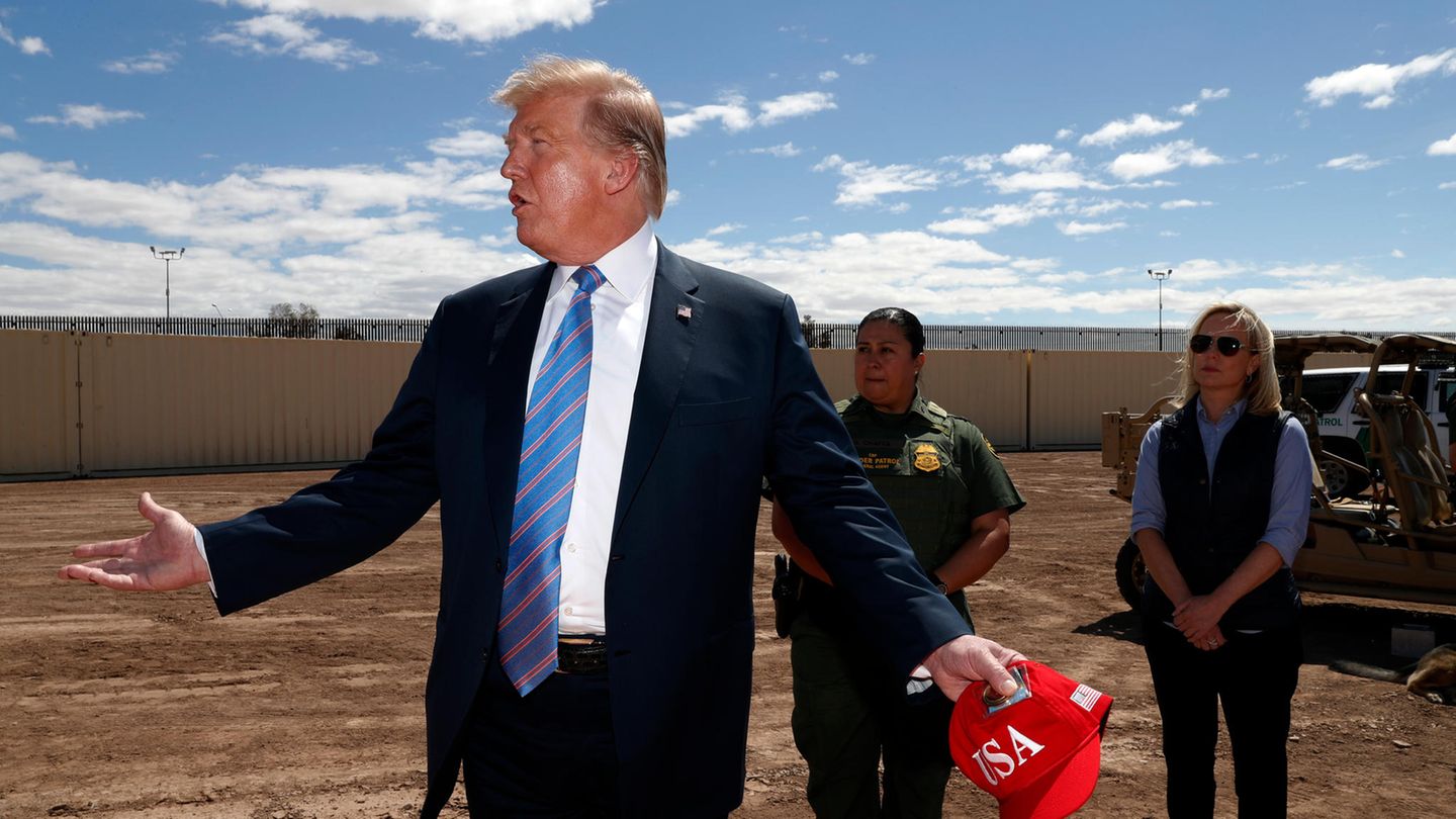 Donald Trump im bei der Besichtigung eines Abschnittes der Mauer an der Grenze zu Mexiko