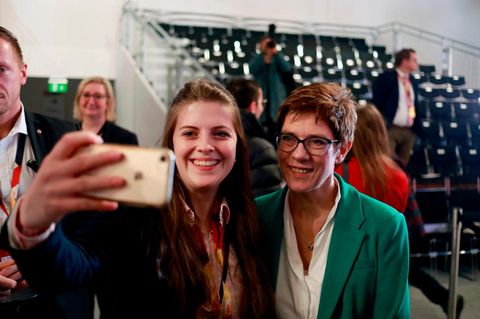 Selfie mit AKK: Eine junge Frau fotografiert sich selbst mit Annegret Kramp-Karrenbauer