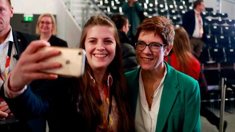 Selfie mit AKK: Eine junge Frau fotografiert sich selbst mit Annegret Kramp-Karrenbauer
