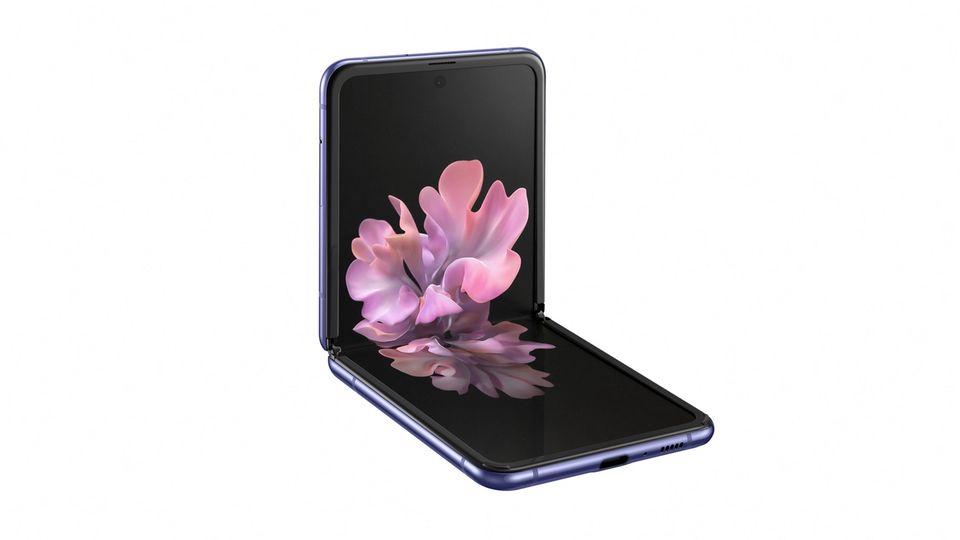Unpacked Event: Das Galaxy Z Flip lässt sich bei Nichtbenutzung einfach zusammenklappen. Außen weist ein Minidisplay auf Anrufe und Notification hin Das Galaxy Z Flip lässt sich bei Nichtbenutzung einfach zusammenklappen. Außen weist ein Minidisplay auf Anrufe und Notification hin