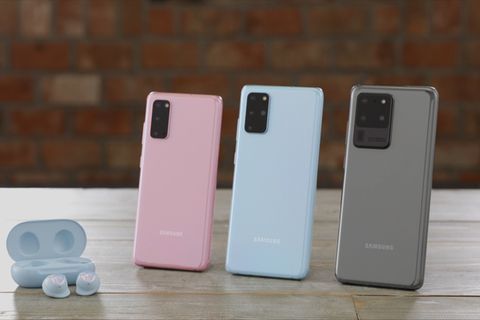 Neben dem Galaxy S20, dem Galaxy S20 Plus und dem Galaxy S20 Ultra (von links) stellte Samsung auch noch eine neue Variante seiner Kopfhörer vor. Viel spannender war aber das neue Klappsmartphone Galaxy Z Flip (Bild unten im Text)