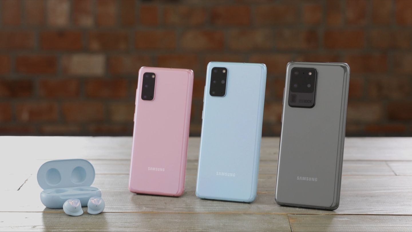 Neben dem Galaxy S20, dem Galaxy S20 Plus und dem Galaxy S20 Ultra (von links) stellte Samsung auch noch eine neue Variante seiner Kopfhörer vor. Viel spannender war aber das neue Klappsmartphone Galaxy Z Flip (Bild unten im Text)