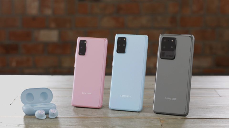 Unpacked Event: Neben dem Galaxy S20, dem Galaxy S20 Plus und dem Galaxy S20 Ultra (von links) stellte Samsung auch noch eine neue Variante seiner Kopfhörer vor. Viel spannender war aber das neue Klappsmartphone Galaxy Z Flip (Bild unten im Text) Neben dem Galaxy S20, dem Galaxy S20 Plus und dem Galaxy S20 Ultra (von links) stellte Samsung auch noch eine neue Variante seiner Kopfhörer vor. Viel spannender war aber das neue Klappsmartphone Galaxy Z Flip (Bild unten im Text)
