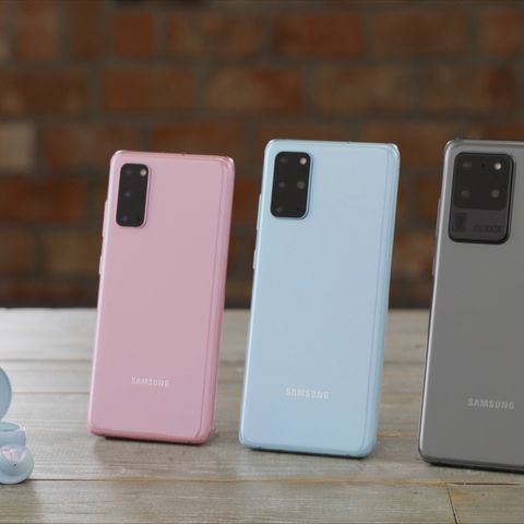 Neben dem Galaxy S20, dem Galaxy S20 Plus und dem Galaxy S20 Ultra (von links) stellte Samsung auch noch eine neue Variante seiner Kopfhörer vor. Viel spannender war aber das neue Klappsmartphone Galaxy Z Flip (Bild unten im Text)