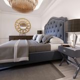 Ein Kronleuchter hängt über dem Bett