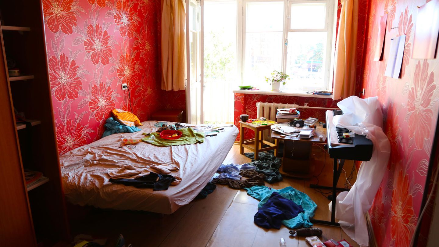 Einrichtungsexperten empfehlen, bei der Farbgestaltung zu harmonischen und beruhigenden Tönen zu greifen. Beige, helles Grau und Weiß lässt sich zudem gut kombinieren. Ganz schwierig wird es mit den Farben Orange und Rot, diese Farben sollen die Entspannung negativ beeinflussen. Also besser meiden - und vor allem nicht ganze Wände in diesen Farben streichen.
