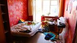 Einrichtungsexperten empfehlen, bei der Farbgestaltung zu harmonischen und beruhigenden Tönen zu greifen. Beige, helles Grau und Weiß lässt sich zudem gut kombinieren. Ganz schwierig wird es mit den Farben Orange und Rot, diese Farben sollen die Entspannung negativ beeinflussen. Also besser meiden - und vor allem nicht ganze Wände in diesen Farben streichen.