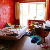 Einrichtungsexperten empfehlen, bei der Farbgestaltung zu harmonischen und beruhigenden Tönen zu greifen. Beige, helles Grau und Weiß lässt sich zudem gut kombinieren. Ganz schwierig wird es mit den Farben Orange und Rot, diese Farben sollen die Entspannung negativ beeinflussen. Also besser meiden - und vor allem nicht ganze Wände in diesen Farben streichen.