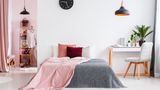 Hier ein bisschen Nippes, dort noch ein Lämpchen auf noch einem Tisch, dazu eine bunte Tagesdecke: Überladen Sie das Zimmer nicht, sondern wählen Sie Deko geschickt aus und achten Sie auf die Kombination.  Suchen Sie zuerst ein bis höchstens zwei Farben aus, die vorherrschen sollen. Dann wird behutsam dekoriert. Wenn Ihnen das Resultat etwas leblos vorkommt, besorgen Sie Zimmerpflanzen. Die peppen Räume immer auf.