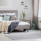 Die Wahl der richtigen Vorhänge ist schwierig: Einige brauchen den Einfall des Sonnenlichts am Morgen, um wach zu werden. Andere (gerade die, die nachts arbeiten) wollen völlige Dunkelheit. Doch die dichten, schweren Vorhänge, die das Licht nicht durchlassen, sind ein Killer für den Raum und machen ihn kleiner. Luftige, leicht lichtdurchlässige Vorhänge sind optimal. Wer es dunkel braucht, setzt auf zusätzliche Rollos.