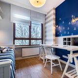 Es ist ein klassischer Reflex: Das Bett wird an die Wand geschoben, gerade, wenn es sich um Einzelbetten handelt. So kennen wir das aus unserer Kindheit. Und die Fläche des Raumes wird vergrößert - oder?  Das stimmt so nicht. Wenn wir alle Möbel an die Wand schieben, haben wir zwar in der Raummitte Platz, doch optisch macht das den Raum kleiner. Mindestens eine Wand sollte frei bleiben. Und: Das Bett nur mit dem Kopfende an die Wand rücken.