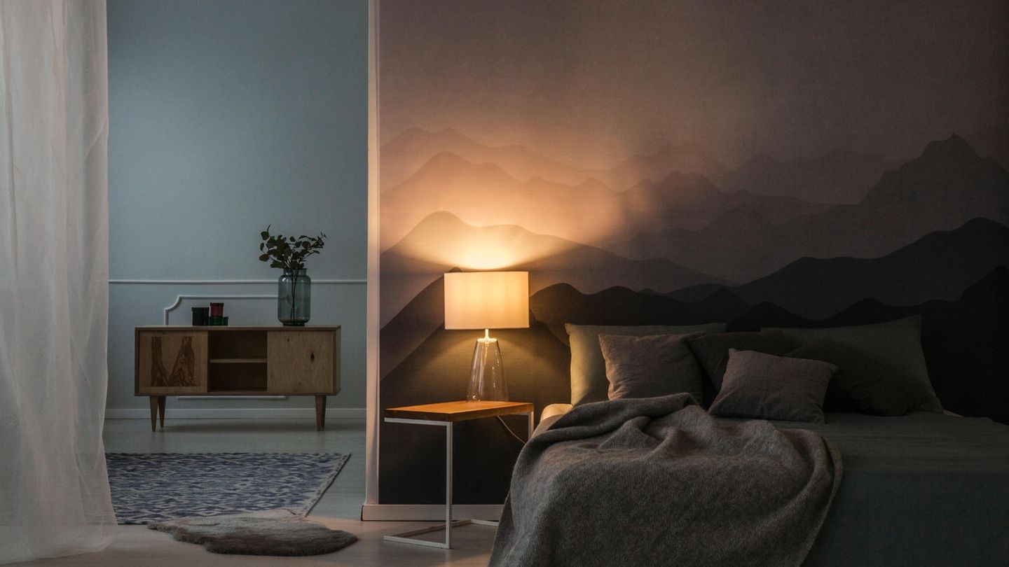 Auch Lichtquellen sollten im Schlafzimmer mit Geschick ausgewählt werden. Meist nutzen wir diesen Raum, wenn es draußen dunkel ist. Also ist Licht wichtig. Doch eine Deckenleuchte mit kaltweißem Licht ist genauso falsch wie eine funzelige Nachttischlampe, die kaum Helligkeit spendet. Besser: Mehrere Lichtquellen, die warmes und indirektes Licht spenden.