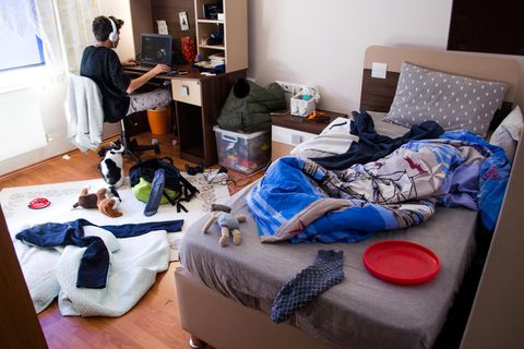 Okay, bei Kindern und gerade Teenagern muss man wohl ein Auge zudrücken, wenn es um Ordnung im Schlafzimmer geht. Ansonsten gilt: Ordnung im Schlafzimmer muss sein - auch wenn der Raum nicht von Gästen erkundet wird. Wer das Schlafzimmer zum Abladeplatz für Klamotten, alte Kartons, die trocknende Wäsche und das Bügelbrett macht, schläft eben in einer Abstellkammer. 