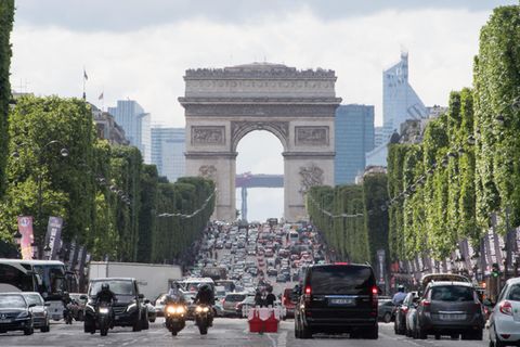 Dutzende Autos verstopfen die Champs-Elysees unweit des Arc de Triomphe