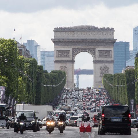 Dutzende Autos verstopfen die Champs-Elysees unweit des Arc de Triomphe