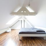 Vollgestopfte Zimmer mit zu viel Deko-Elementen wirken erschlagend. Doch weniger muss nicht immer mehr sein: Gerade in Schlafzimmern sollte nicht nur Funktionalität herrschen. Zu kühle und kahle Räume laden nicht zum Träumen ein.