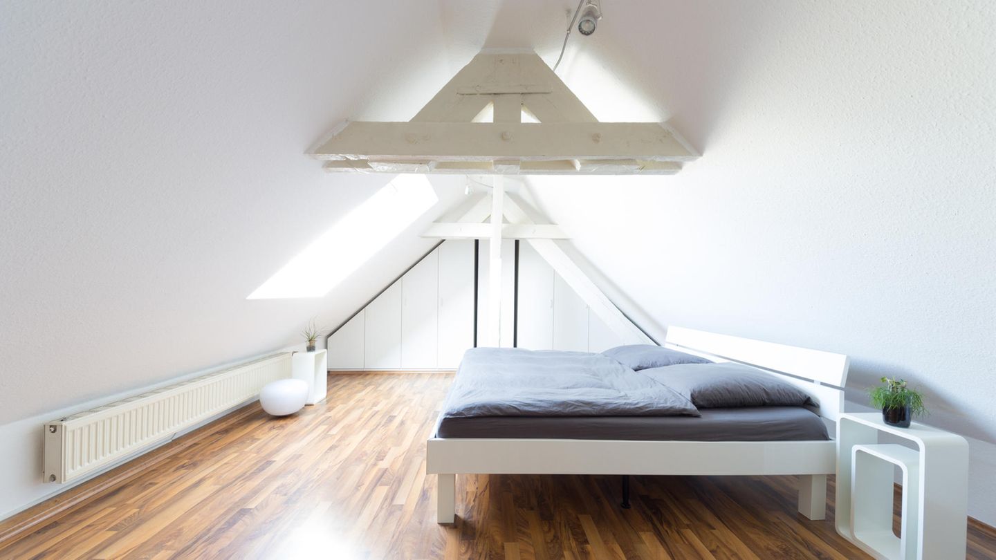 Vollgestopfte Zimmer mit zu viel Deko-Elementen wirken erschlagend. Doch weniger muss nicht immer mehr sein: Gerade in Schlafzimmern sollte nicht nur Funktionalität herrschen. Zu kühle und kahle Räume laden nicht zum Träumen ein.