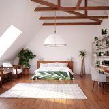 Wichtig ist es, die Proportionen des Raums zu erkennen. Ist die Decke niedrig, lohnen sich zimmerhohe Schränke - das streckt auch optisch den Raum. Ist der Raum eher ein Schlauch sollte das Bett oder ein Regal diesen Eindruck brechen. Bei sehr hohen Altbaudecken strukturieren Sie mit Farbe den Raum. Wer über ein sehr großes Schlafzimmer verfügt, kann auch wuchtigere Möbel wählen, um den Turnhallen-Effekt zu mildern.