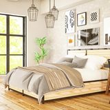 Manchmal geht es nicht anders und der Arbeitsplatz muss ins Schlafzimmer wandern. Doch wer als letzten Blick vor dem Einschlafen die nicht erledigte Arbeit auf dem Schreibtisch sieht, schläft mit Sicherheit schlechter. Besser: Räumen Sie Unterlagen weg (in Schränke oder einen Sekretär). Denn sonst verkommt der Schreibtisch auch schnell zur Ablage von Krempel, der dort nichts verloren hat.