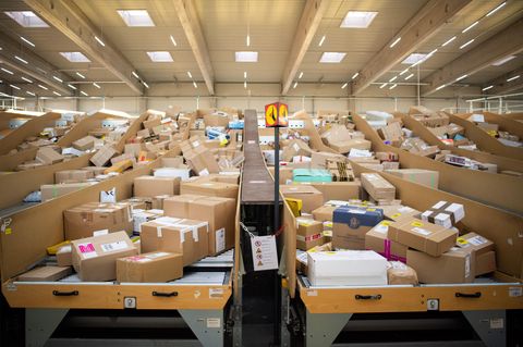 Pakete liegen in einem Paketzentrum von Deutsche Post und DHL