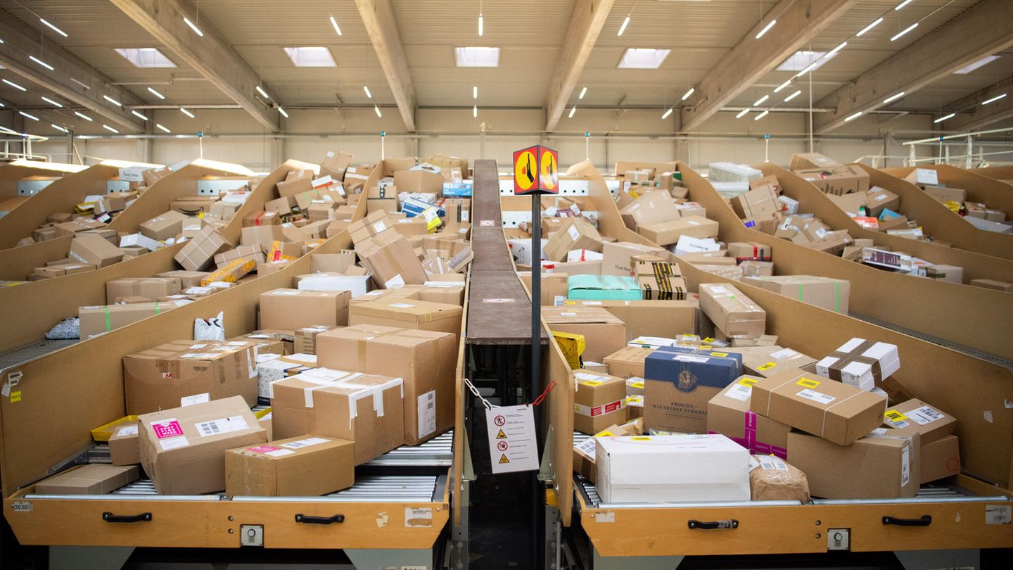 Pakete liegen in einem Paketzentrum von Deutsche Post und DHL