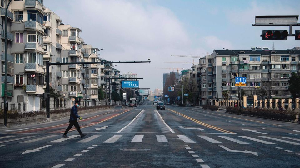 Leere Straßen in der Millionemetropole Hangzhou, Hauptstadt der chinesischen Provinz Zhejiang