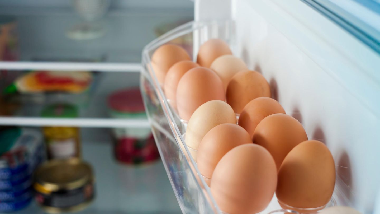 Gut zu wissen: Mythos 2: Eier gehören in den Kühlschrank Es kommt darauf an, in welchem Land Sie leben. In den USA und in Kanada beispielsweise werden Eier ausschließlich gekühlt verkauft. Der Grund hierfür: Frische Hühnereier werden dort gewaschen und getrocknet. Mit dieser Methode soll gewährleistet werden, dass sich kein infektiöser Hühnerkot auf der Eierschale befindet. Beispielsweise Salmonellen, die gesundheitsgefährdend für den Verbraucher sein können. Hierzulande aber wird tatsächlich vom Waschen der Eier abgeraten und das Lagern der Eier bei Zimmertemperatur empfohlen. In Europa ist das industrielle Waschen sogar verboten, da dabei die natürliche Schutzschicht des Eis abgewaschen wird. Damit Eier trotzdem nicht kontaminiert werden, wird in Europa vorgesorgt. Dafür werden beispielsweise Hühner gegen Salmonellen geimpft und darauf vertraut, dass die Schale des Eis von Natur aus gegen Keime und Bakterien schützt. Lesen Sie mehr dazu hier. Mythos 2: Eier gehören in den Kühlschrank Es kommt darauf an, in welchem Land Sie leben. In den USA und in Kanada beispielsweise werden Eier ausschließlich gekühlt verkauft. Der Grund hierfür: Frische Hühnereier werden dort gewaschen und getrocknet. Mit dieser Methode soll gewährleistet werden, dass sich kein infektiöser Hühnerkot auf der Eierschale befindet. Beispielsweise Salmonellen, die gesundheitsgefährdend für den Verbraucher sein können. Hierzulande aber wird tatsächlich vom Waschen der Eier abgeraten und das Lagern der Eier bei Zimmertemperatur empfohlen. In Europa ist das industrielle Waschen sogar verboten, da dabei die natürliche Schutzschicht des Eis abgewaschen wird. Damit Eier trotzdem nicht kontaminiert werden, wird in Europa vorgesorgt. Dafür werden beispielsweise Hühner gegen Salmonellen geimpft und darauf vertraut, dass die Schale des Eis von Natur aus gegen Keime und Bakterien schützt. Lesen Sie mehr dazu hier.