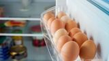 Mythos 2: Eier gehören in den Kühlschrank  Es kommt darauf an, in welchem Land Sie leben. In den USA und in Kanada beispielsweise werden Eier ausschließlich gekühlt verkauft. Der Grund hierfür: Frische Hühnereier werden dort gewaschen und getrocknet. Mit dieser Methode soll gewährleistet werden, dass sich kein infektiöser Hühnerkot auf der Eierschale befindet. Beispielsweise Salmonellen, die gesundheitsgefährdend für den Verbraucher sein können. Hierzulande aber wird tatsächlich vom Waschen der Eier abgeraten und das Lagern der Eier bei Zimmertemperatur empfohlen. In Europa ist das industrielle Waschen sogar verboten, da dabei die natürliche Schutzschicht des Eis abgewaschen wird. Damit Eier trotzdem nicht kontaminiert werden, wird in Europa vorgesorgt. Dafür werden beispielsweise Hühner gegen Salmonellen geimpft und darauf vertraut, dass die Schale des Eis von Natur aus gegen Keime und Bakterien schützt. Lesen Sie mehr dazu hier.