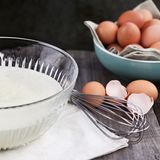 Mythos 4: Es ist gefährlich, ein Stück Eierschale zu essen  Auf einer Eierschale herumzukauen, gehört zu den unangenehmen Begleiterscheinungen, wenn man mit frischen Eiern kocht. Aber das war es dann auch. Es ist nicht gefährlich, wenn so etwas mal passiert. 