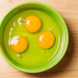 Mythos 6: Die Hagelschnur beim Eigelb muss vor dem Kochen entfernt werden  Wer Eier aufschlägt, bemerkt manchmal einen kleinen, weißen Faden, der am Eigelb klebt. Das ist die sogenannte Hagelschnur. Sie ist eine Art Stabilisator für das Ei. Wenn es weiter ausgebrütet wird, sorgt diese dafür, dass das Eigelb in der richtigen Position bleibt. So kann sich das Küken in alle Richtungen entwickeln. Der Verzehr ist vollkommen unbedenklich.