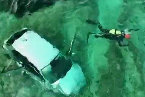 Unter Drogeneinfluss: Mann auf Mallorca rast mit seinem Auto ins Meer.