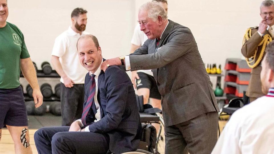 Lacher beim Basketball: Prinz William versucht erfolglos aus Rollstuhl einen Korb zu werfen – dann hilft Papa Charles nach Lacher beim Basketball: Prinz William versucht erfolglos aus Rollstuhl einen Korb zu werfen – dann hilft Papa Charles nach