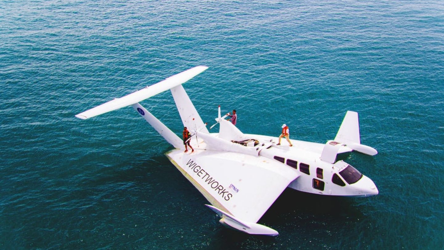 Passagierflugzeug: Ekranoplan Airfish 8 Dieses Luft-Wasser-Taxi basiert auf dem Entwurf von Hitlers Raketenbauer Der Airfish 8 fliegt nur knapp über den Wellen. Er soll als Luxus-Taxi zwischen Inseln und Festland arbeiten. Das Design basiert auf Alexander Lippisch. Der konstruierte schon den Raketenjäger Me 163 für Hitlers Luftwaffe Ekranoplan Airfish 8 Dieses Luft-Wasser-Taxi basiert auf dem Entwurf von Hitlers Raketenbauer Der Airfish 8 fliegt nur knapp über den Wellen. Er soll als Luxus-Taxi zwischen Inseln und Festland arbeiten. Das Design basiert auf Alexander Lippisch. Der konstruierte schon den Raketenjäger Me 163 für Hitlers Luftwaffe