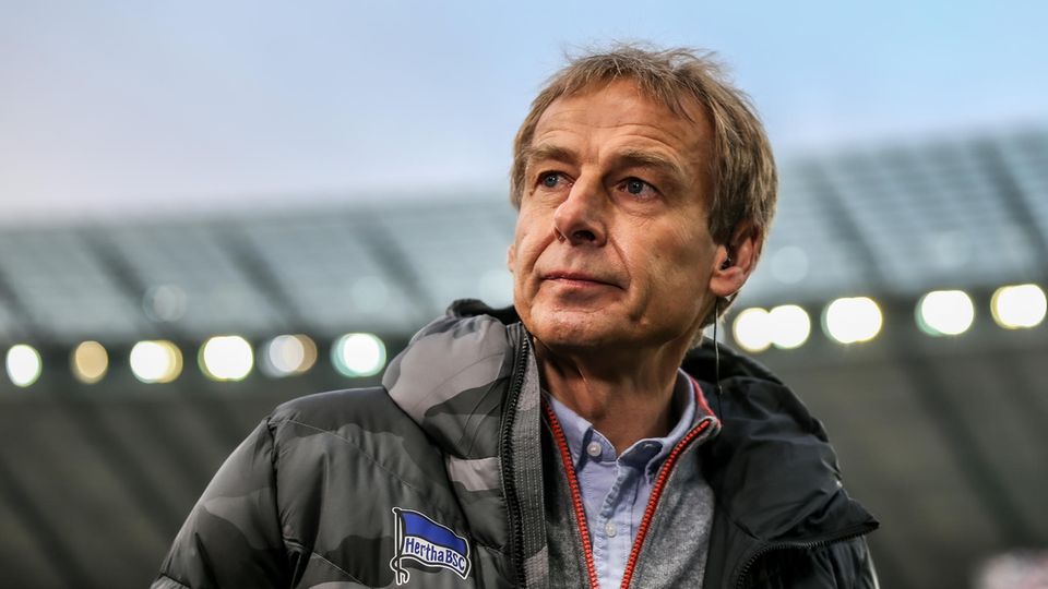 Jürgen Klinsmann, ehemaliger Cheftrainer von Hertha BSC, im Stadion
