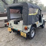 Im Mahindra Jeep haben nominell sieben Personen Platz