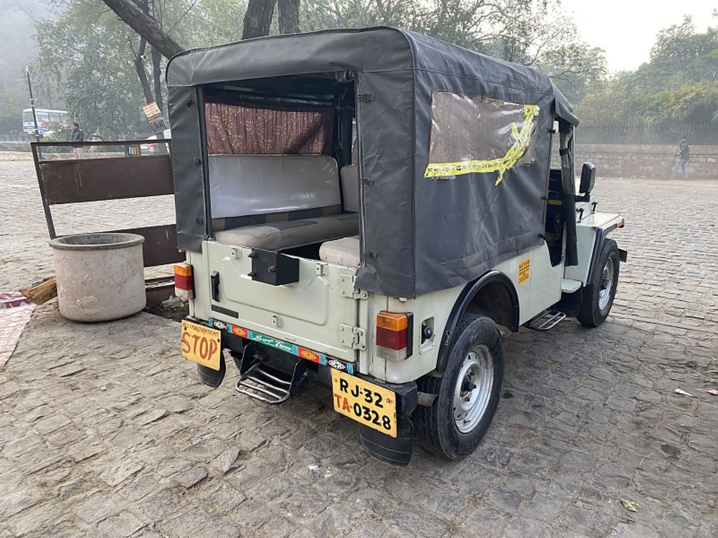 Im Mahindra Jeep haben nominell sieben Personen Platz