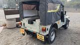Im Mahindra Jeep haben nominell sieben Personen Platz