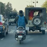 Doublette mit Symbolcharakter: Der Mahindra Jeep ist von Indiens Straßen nicht mehr wegzudenken