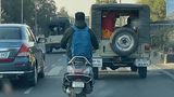 Doublette mit Symbolcharakter: Der Mahindra Jeep ist von Indiens Straßen nicht mehr wegzudenken