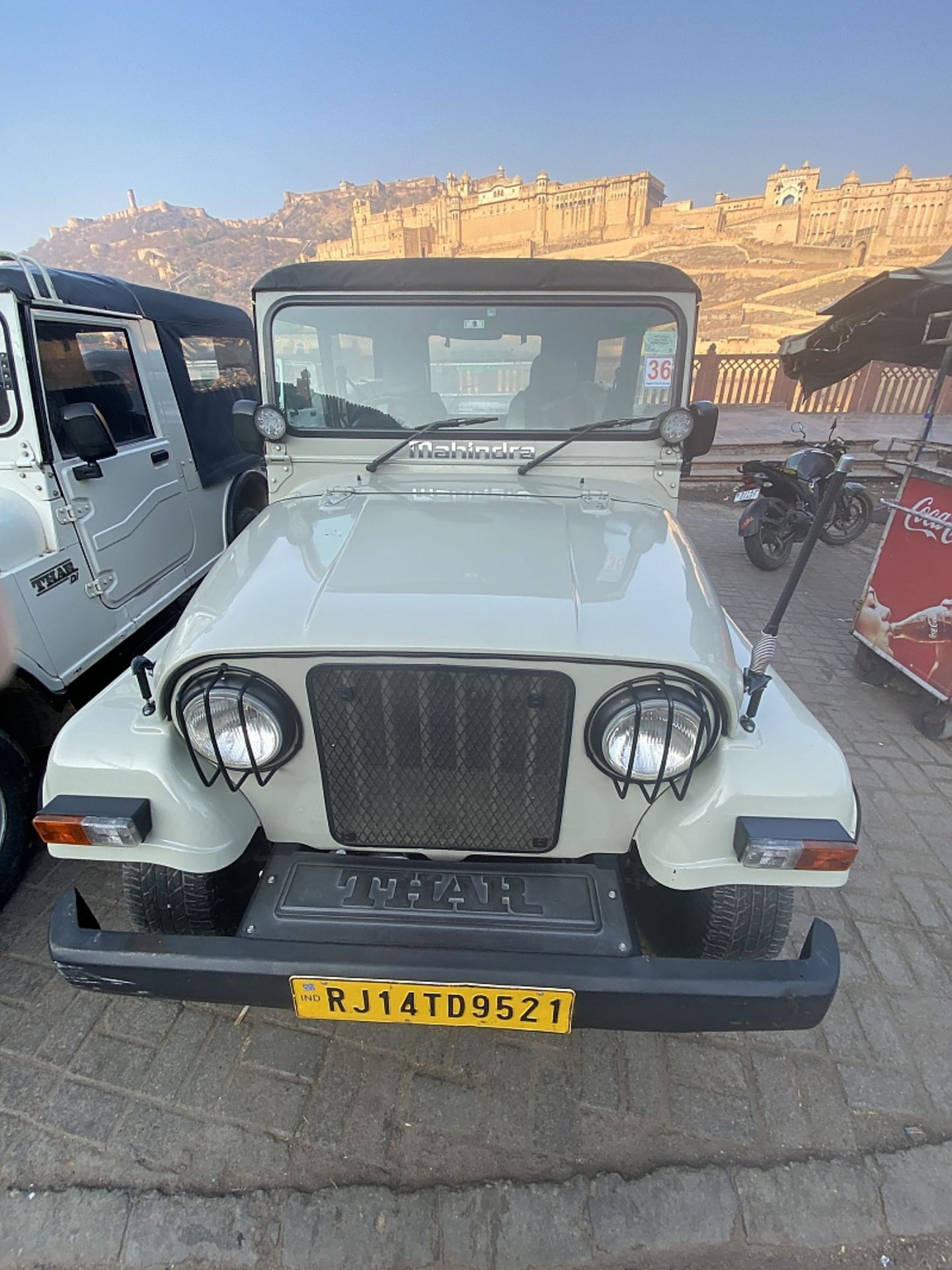 Die Optik verrät es: Der Mahindra Jeep ist letztendlich Nachfahre des legendären Jeep Willys CJ-3B