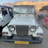 Die Optik verrät es: Der Mahindra Jeep ist letztendlich Nachfahre des legendären Jeep Willys CJ-3B