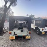 Hinten sitzen die Fahrgäste