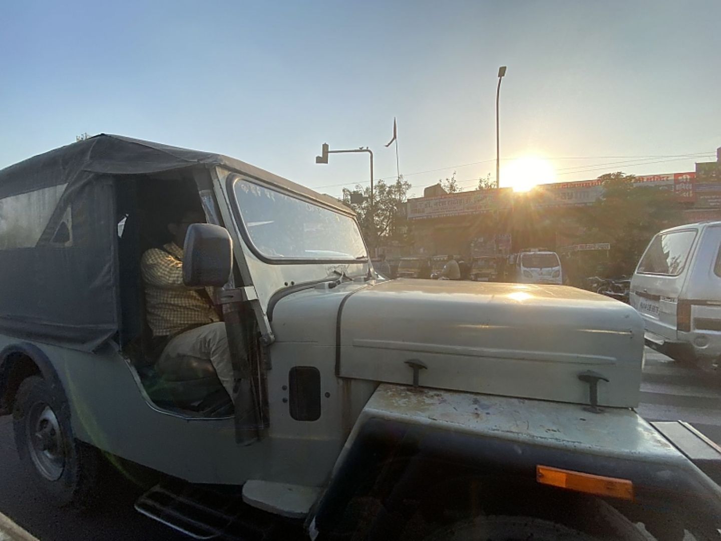Die Taxifahrer schwören auf den robusten Mahindra Jeep