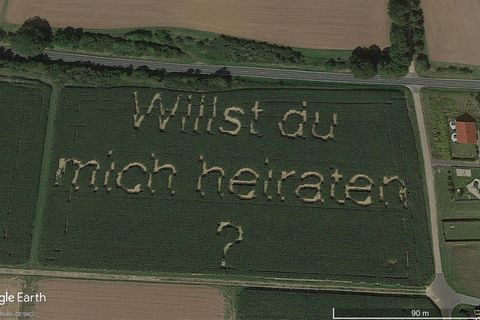 "Willst Du mich heiraten ?", steht auf einem Feld in Hessen