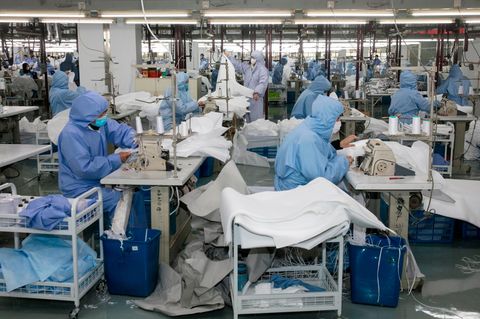 Der Bedarf an Schutzkleidung ist durch das Coronavirus derart in die Höhe geschnellt, dass die Produktion hochgekurbelt wurde